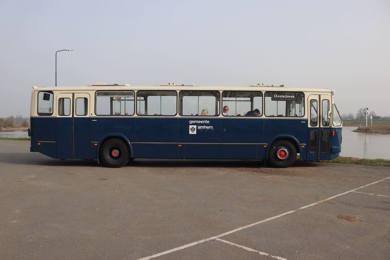 Rondrit met museumbussen door Arnhem